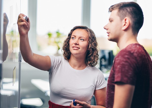 Auszubildende Brainstorming