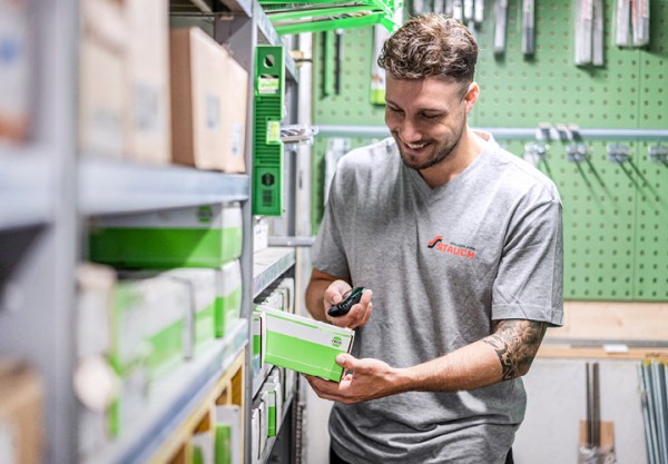 Mitarbeiter SECO Regal