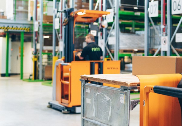 Männliche Person arbeitet im Lager