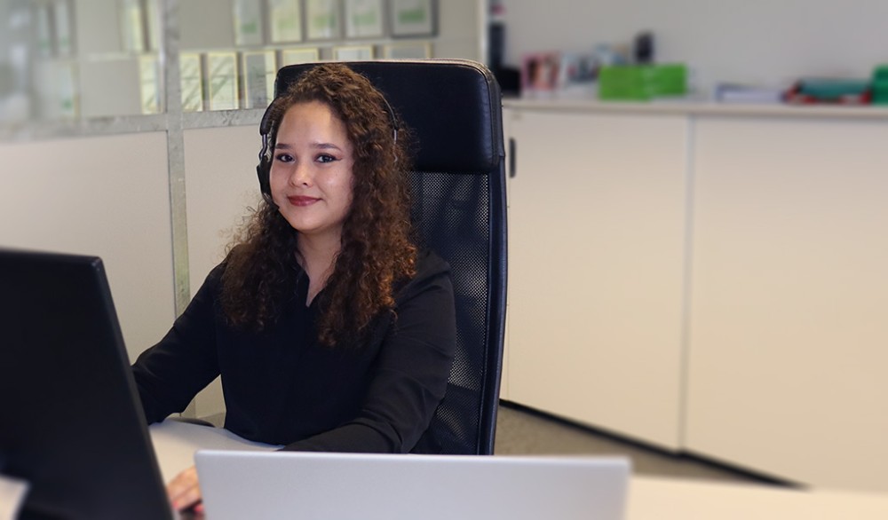 Jenni Santschi am Arbeitsplatz