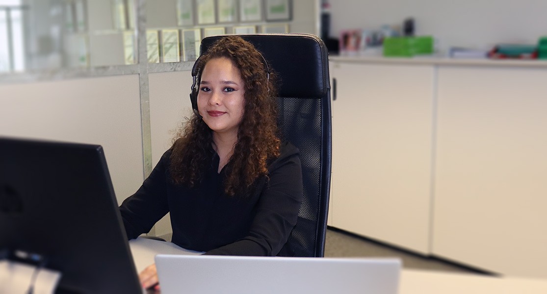 Jenni Santschi am Arbeitsplatz