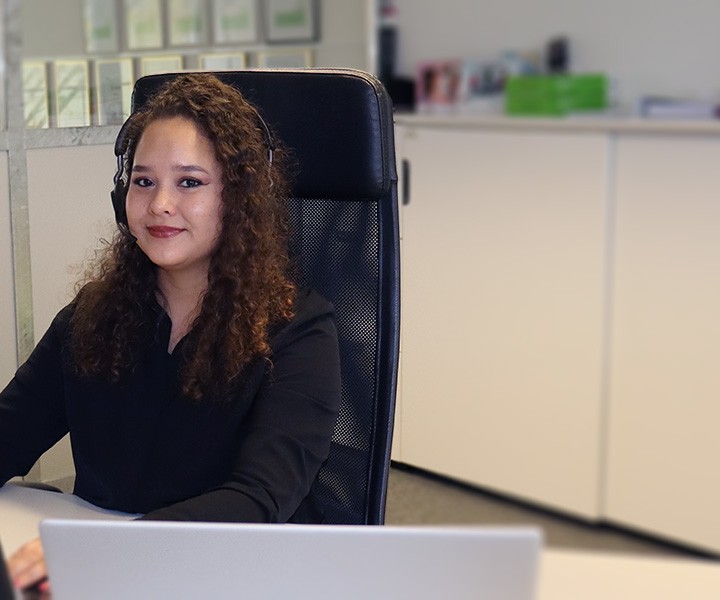 Jenni Santschi am Arbeitsplatz